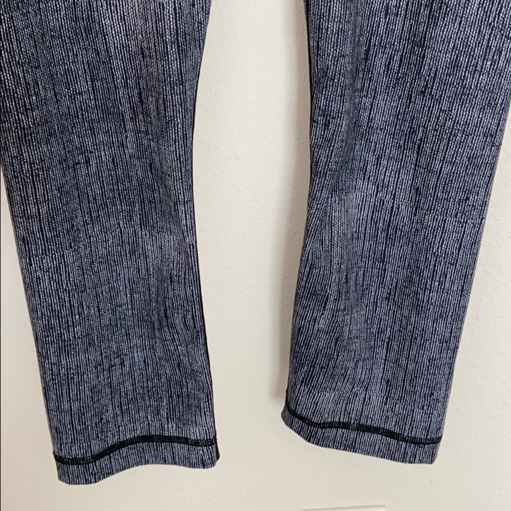 Lululemon Black & White 21” Capris - Picture 5 of 9